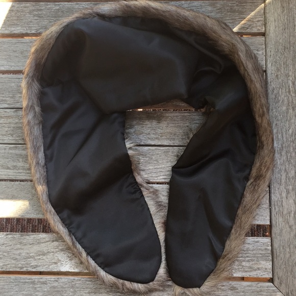 New! Faux Fur Brown Crossover Scarf - Picture 5 of 6